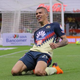 Mateus Uribe celebra un gol con América en el C2018