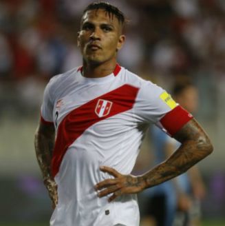 Paolo Guerrero durante un partido con la selección de Perú