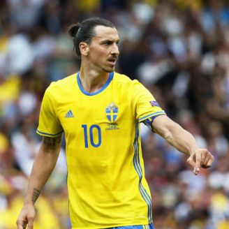 Zlatan Ibrahimovic disputa un juego con Suecia