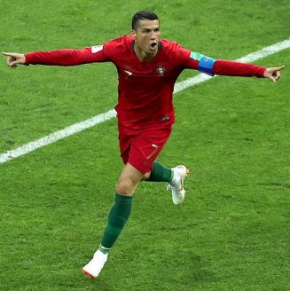 Cristiano Ronaldo celebra uno de sus goles contra España