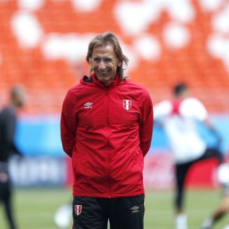 Ricardo Gareca sonríe en un entrenamiento de Perú