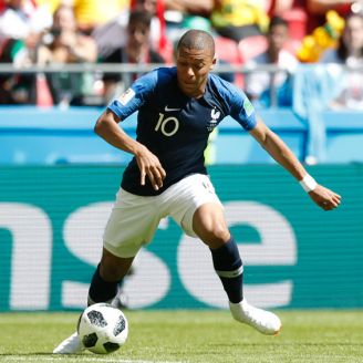 Mbappé disputa un esférico en su debut en Rusia 2018