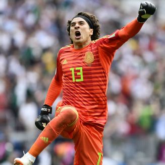 Guillermo Ochoa en festejo durante el partido contra Alemania