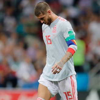 Sergio Ramos camina cabizbajo tras un gol de Portugal 