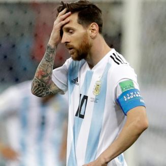 Messi se lamenta en el juego frente a Croacia