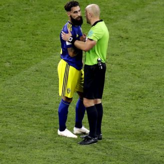 Jimmy Durmaz habla con el árbitro durante el duelo vs Alemania