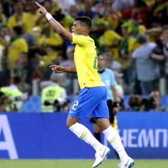 Thiago Silva celebra su anotación ante Serbia
