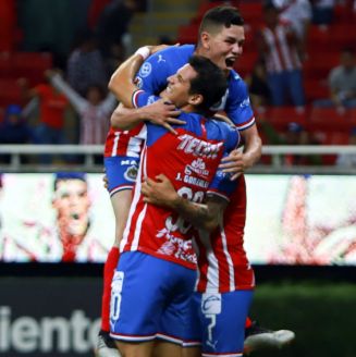 Chivas celebra un gol frente a Santos en Copa MX
