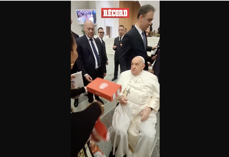 Papa Francisco recibe camiseta de Chivas y piden ayuda para Guadalajara