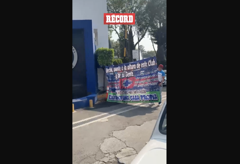 Aficionados de Cruz Azul se manifiestan para pedir a un ESTADIO NUEVO