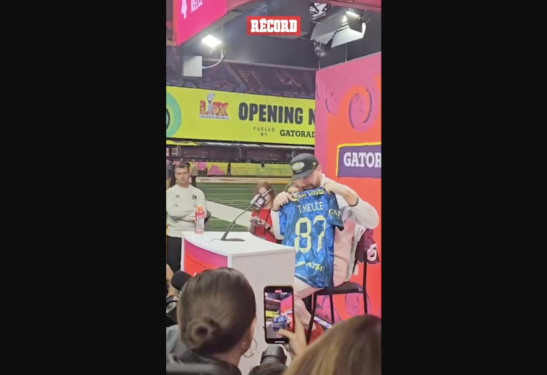 TRAVIS KELCE luce playera del AMÉRICA