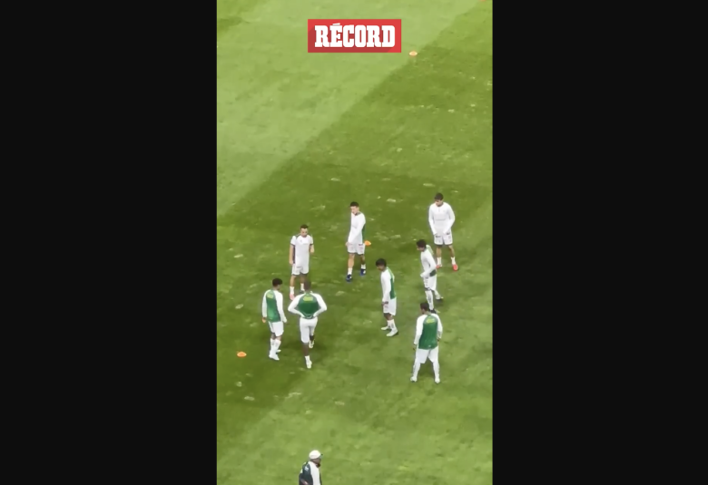 JAMES RODRÍGUEZ calentando junto a ANDRÉS GUARDADO