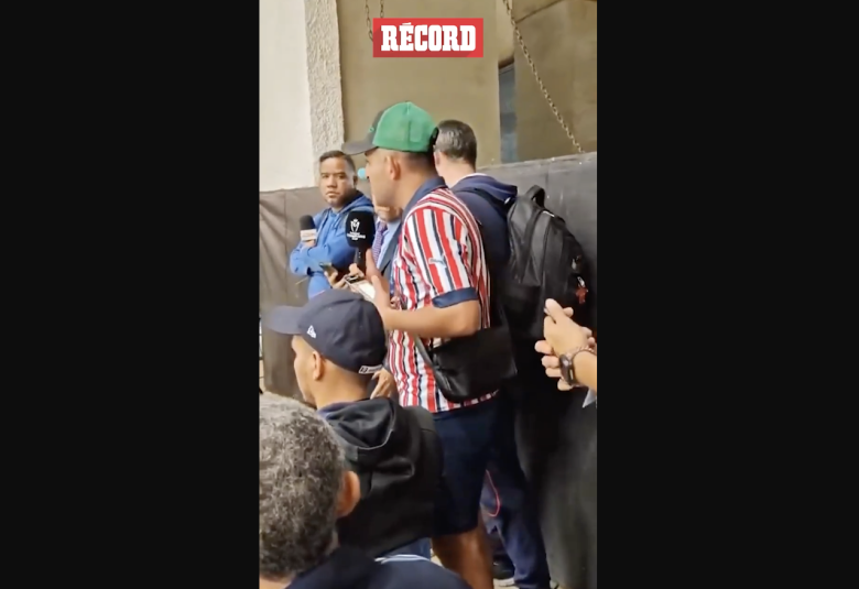 Le QUITAN el MICRÓFONO a AFICIONADO de las CHIVAS