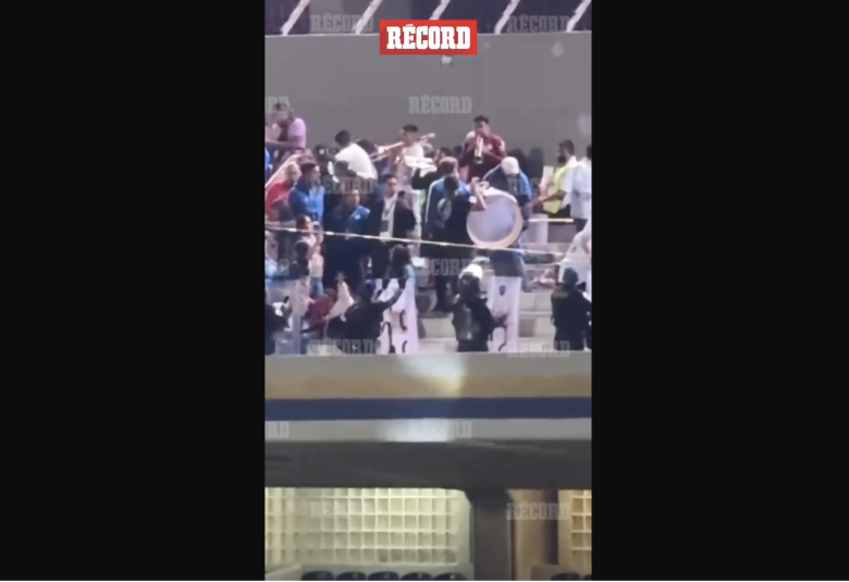 CON SU GENTE Iván Alonso estuvo presente con la Sangre Azul en CU. El directivo celeste incluso habló con integrantes de la Sangre