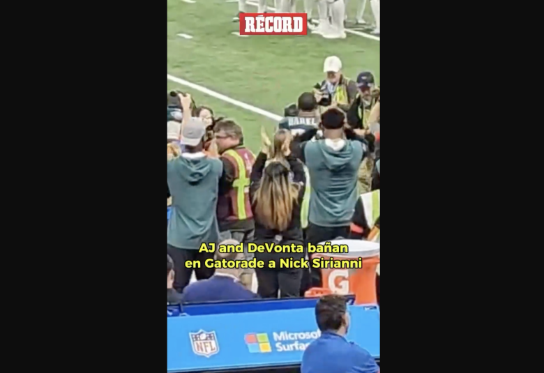 ¡EL MOMENTO QUE TODOS ESPERABAN! Los jugadores de Philadelphia bañaron al coach Nick Sirianni antes de la pausa de los dos minutos. La duda fue resulta sobre el color de la bebida, fue amarilla.