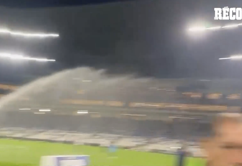 En el ESTADIO de RAYADOS le prendieron los ASPERSORES al AMÉRICA