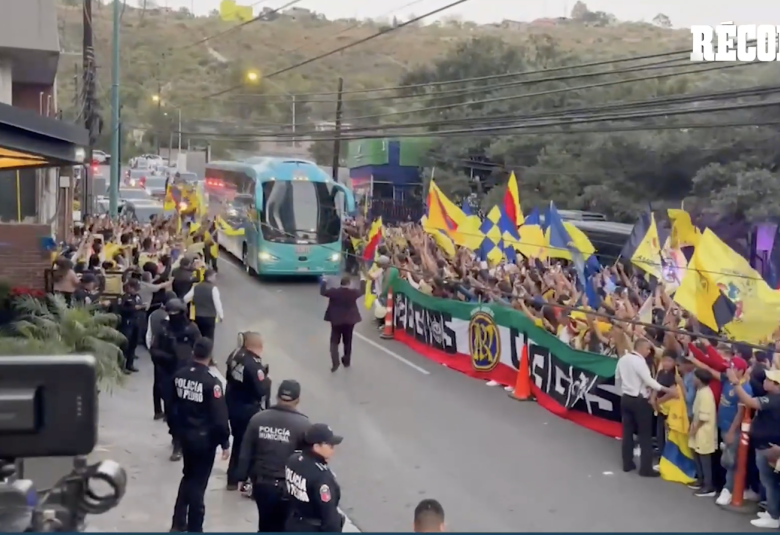 Llegada del CLUB AMÉRICA, su AFICIÓN apoya INTENSAMENTE