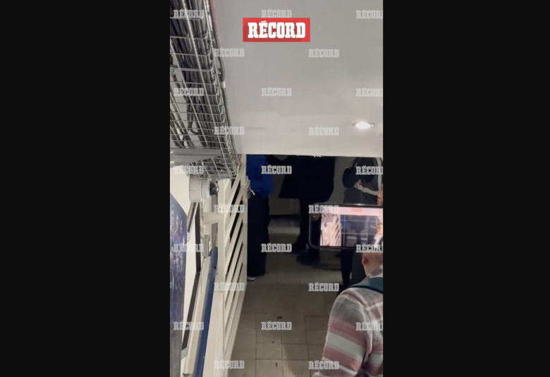 MIEMBROS DE CRUZ AZUL INSULTAN A ADONAI ESCOBEDO EN EL VESTIDOR