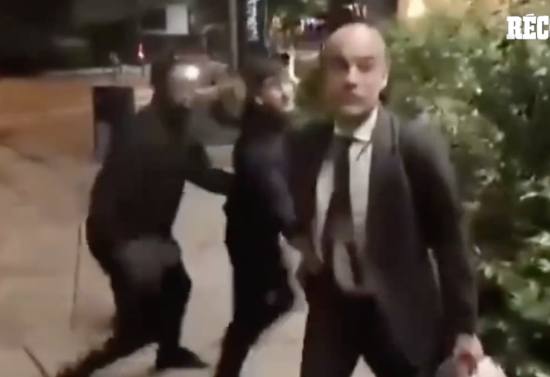 ¡Enloquecido! Pep Guardiola es interceptado por fan en la calle y así fue su reacción