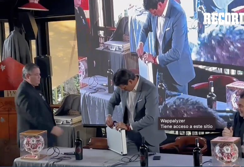 Entrega de la PLAYERA conmemorativa a CARDOZO