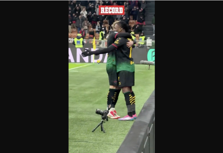 Primer festejo de gol de Santiago Giménez en San Siro