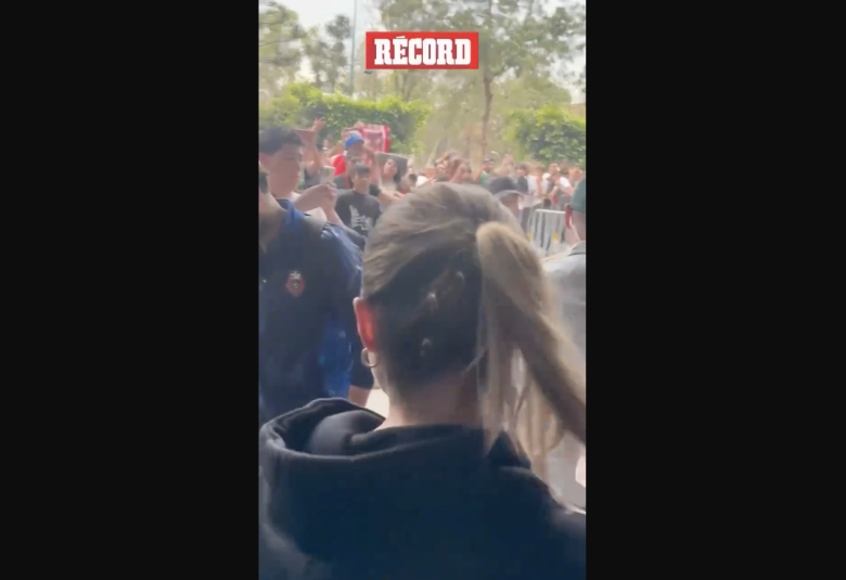 APARECIÓ EL CAMPEÓN Javier Hernández se dio cita en la Kings League con su trofeo de campeón.