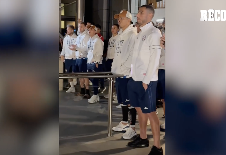 Martín Anselmi llora en serenata de afición a Cruz Azul