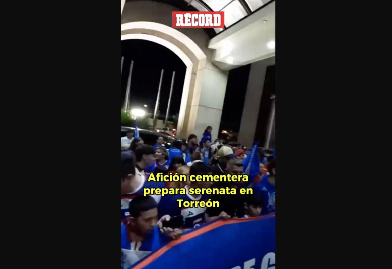 ¡AMOR INCONDICIONAL! La afición de Cruz Azul prepara una serenata para su equipo, previo a su partido de mañana contra Santos.