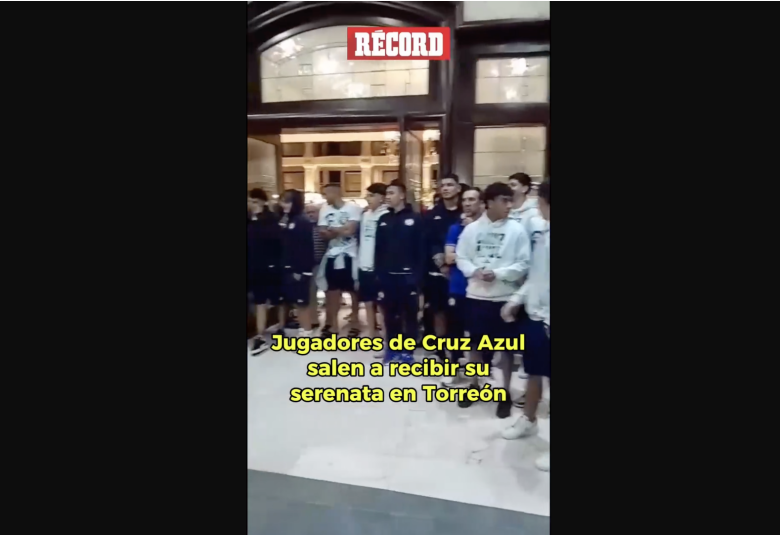 ¡SALIERON A LA SERENATA! Los jugadores de Cruz Azul salieron a recibir la setenta que le preparó la afición cementera en Torreón. Recibieron apoyo previo a su partido de mañana ante Santos