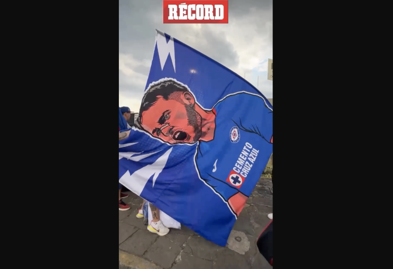 HONOR A QUIEN HONOR MERECE La afición de Cruz Azul prepara banderas especiales para este partido, pues colocaron a dos ídolos como lo son Santi Giménez y Carlos Hermosillo