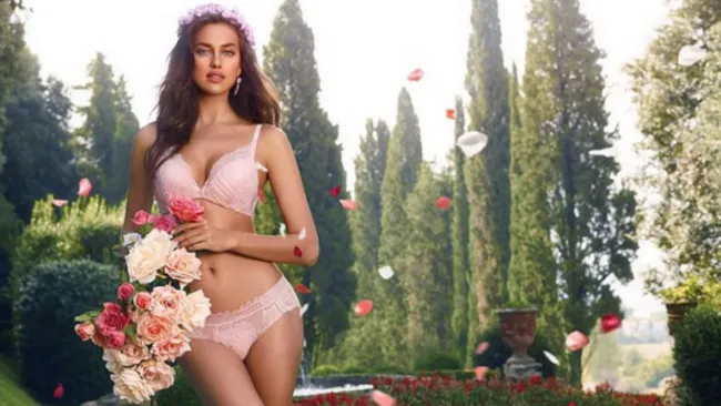 Irina luce espectacular figura acompañada de rosas 