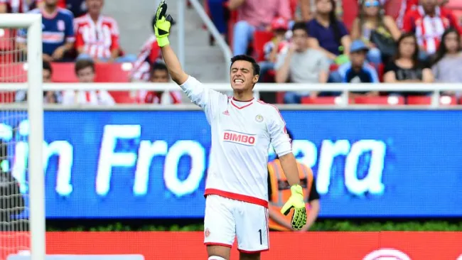 Toño Rodríguez grita durante un partido de Chivas