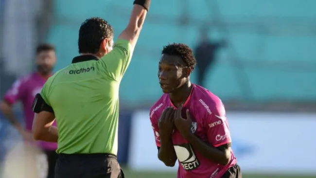 Caicedo es amonestado por el árbitro