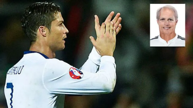 Cristiano Ronaldo aplaude en un juego con Portugal