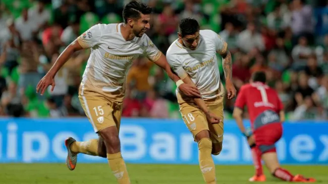 Herrera y Sosa festejan un gol de Pumas