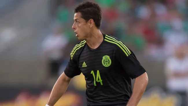 Chicharito Hernández en un partido con la selección mexicana