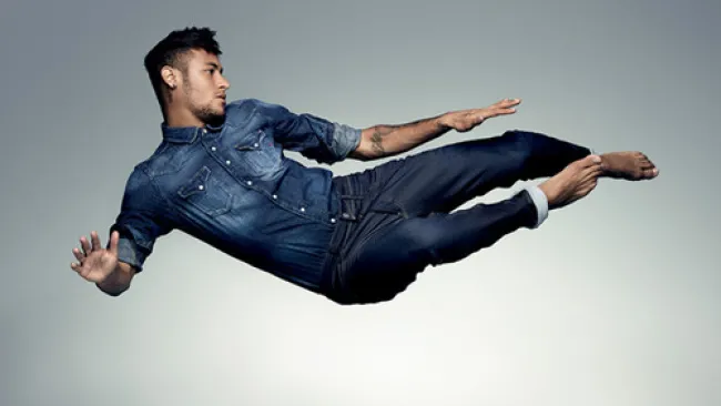 Neymar posa con los pantalones de mezclilla