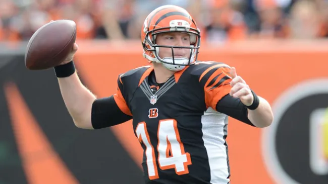 El QB Andy Dalton lanza un pase