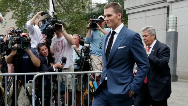 Tom Brady abandonando la corte tras juicio 