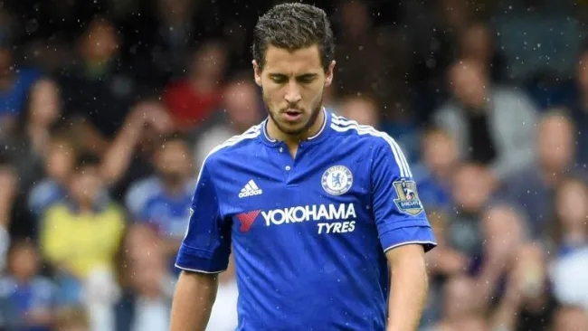 Eden Hazard, cabizabajo tras un duelo del Chelsea