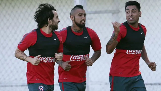 Vidal junto a Jara y Valdivia en un entrenamiento con Chile 