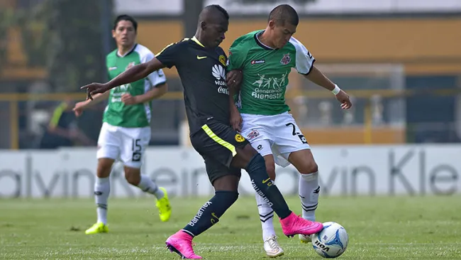 Carlos Darwin Quintero disputa el balón con Martín Castillo