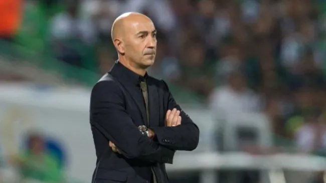 Pako Ayestarán observa un partido de Santos Laguna