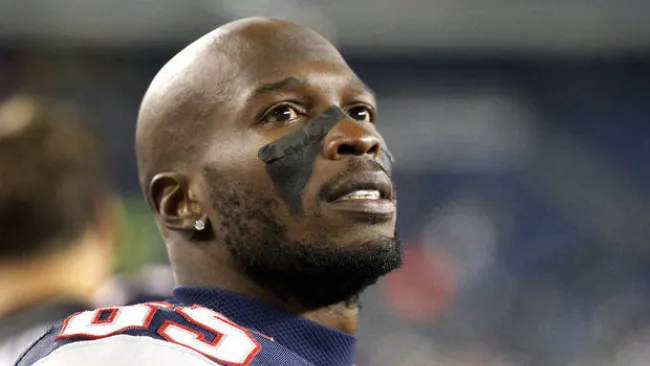 Ochocinco observa la pantalla en juego de los Patriotas