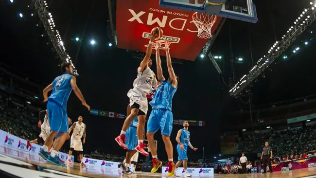 Ayón busca encestar ante la presión uruguaya