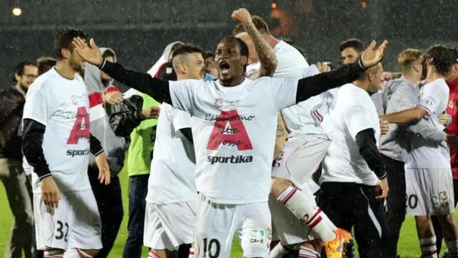 Jugadores del Carpi celebran su ascenso a Serie A