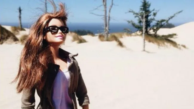 La muñeca Barbie posa para la foto