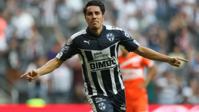 Efraín Juárez festeja su gol