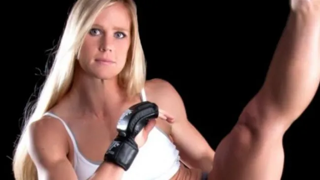 Holly Holm dando una patada