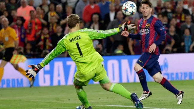 Lionel Messi hace un gol con el Barcelona
